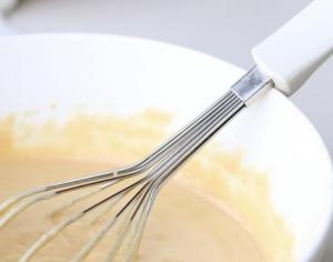 Ekşi krema ve yoğunlaştırılmış sütten kek için lezzetli krema hazırlayın