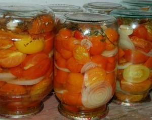 Kesilmiş kırmızı domatesler sterilizasyon olmadan nasıl kapatılır
